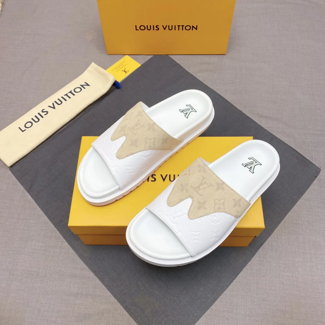 P300 🔍Top purchasing agent LV men's spring and summer slippers counter synchronization. The uppers are made of cowhide fabric imported from Italy, with logo graphics and high-quality craftsmanship. The soles are: original soles specially provided by the original factory. Exclusive molded soles are super comfortable. Original factory follow-up orders. 🔍🔍High quality. You can enter and leave the counter at will. Welcome to compare. Code number 38-45 No. 058